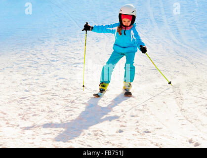 Belle fille non identifiée au ski ski de Bukovel. Bukovel est la plus populaire station de ski re Banque D'Images