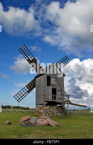 Ancien moulin à vent en bois sur l'île estonienne de Saaremaa, Estonie Banque D'Images