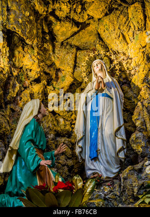 Représentation des apparitions de la Bienheureuse Vierge Marie dans la grotte de Lourdes Banque D'Images