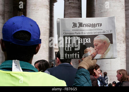 Street press vendeur pendant les funérailles du pape Jean Paul II à Rome, Italie. Banque D'Images