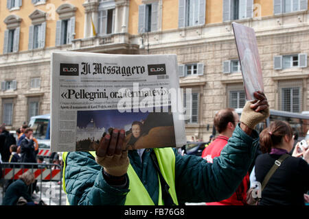 Street press vendeur pendant les funérailles du pape Jean Paul II à Rome, Italie. Banque D'Images