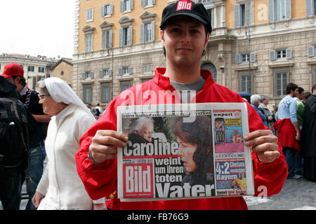 Street press vendeur pendant les funérailles du pape Jean Paul II à Rome, Italie. Banque D'Images