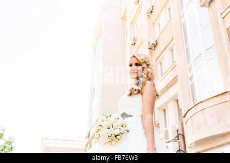 Belle robe de mariée dans de magnifiques est seul dans les escaliers Banque D'Images