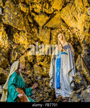 Représentation des apparitions de la Bienheureuse Vierge Marie dans la grotte de Lourdes Banque D'Images