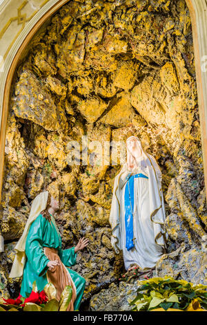 Représentation des apparitions de la Bienheureuse Vierge Marie dans la grotte de Lourdes Banque D'Images