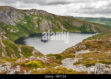 Le lac du cratère en Tasmanie's central montagnes. Banque D'Images