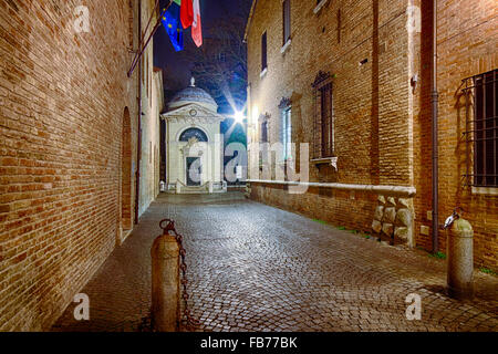 Les rues pavées de la ville byzantine de Ravenne, en Italie pendant la nuit Banque D'Images