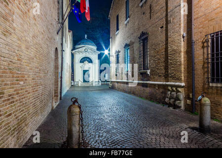 Les rues pavées de la ville byzantine de Ravenne, en Italie pendant la nuit Banque D'Images