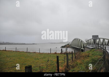 Inondations au pont métallique Kintore Banque D'Images