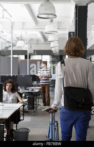 Homme entrant dans office avec location Banque D'Images