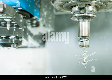 Vue latérale sur la machine de fraisage CNC perceuse avec metal scrap de rasage sur elle Banque D'Images