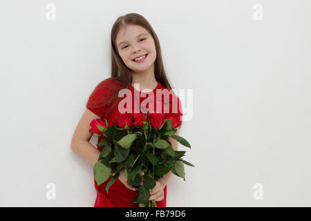 Petite fille et rose rouge Banque D'Images