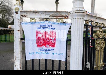 Beckenham, dans le sud de Londres, 11 janvier 2016. Message d'hommage au kiosque à Beckenham Recreation Ground où, en août1969, Bowie a fondé le festival 'gratuitement' et a joué beaucoup de musiques qui apparaîtrait sur son album Space Oddity. Musicien David Bowie est décédé le 10 janvier, à l'âge de 69 ans. Credit : Imageplotter News et Sports/Alamy Live News Banque D'Images