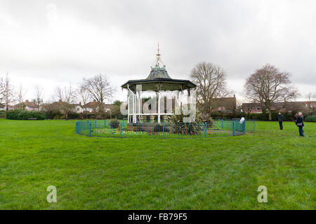 Beckenham, dans le sud de Londres, 11 janvier 2016. Les membres du public d'arriver à rendre hommage et consulter les messages et les fleurs au kiosque à Beckenham Recreation Ground où, en août1969, Bowie a fondé le festival 'gratuitement' et a joué beaucoup de musiques qui apparaîtrait sur son album Space Oddity. Musicien David Bowie est décédé le 10 janvier, à l'âge de 69 ans. Credit : Imageplotter News et Sports/Alamy Live News Banque D'Images