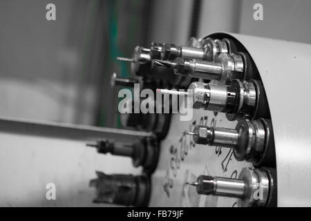 La rotation de la tête avec la machine de forage bits et des outils dans une usine de mécanique de haute précision à tour CNC en atelier Banque D'Images