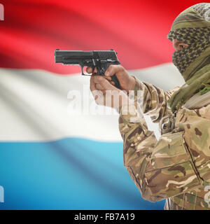 L'homme avec l'arme à la main et drapeau national sur fond de série - Luxembourg Banque D'Images