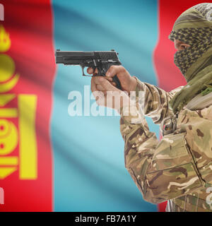 L'homme avec l'arme à la main et drapeau national sur la Mongolie - série d'arrière-plan Banque D'Images