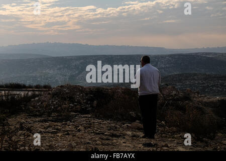 Maalé Micmasch, Cisjordanie. 11 janvier, 2016. Un homme juif prie qui donne à l'ouest vers Jérusalem dans la colonie en Cisjordanie Maale Micmasch comme cela a été d'usage dans le Judaïsme dans le monde entier pour des milliers d'années. Banque D'Images