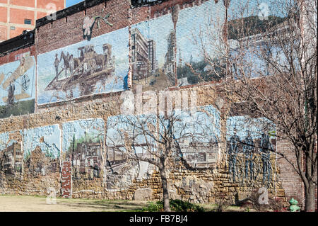 L'art de mur peint des fresques murales représentant des scènes historiques dans le centre-ville de Muskogee, Oklahoma, USA. Banque D'Images