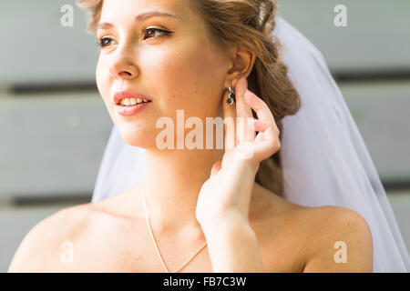 Close up de belle femme portant des boucles d'oreilles avec brillants Banque D'Images