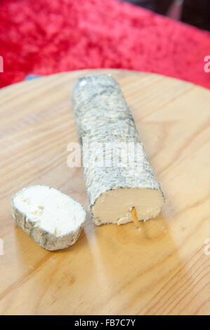 Sainte-Maure de Touraine est un fromage français produit dans la province de Touraine, principalement dans le département de l' Indre-et-Loire