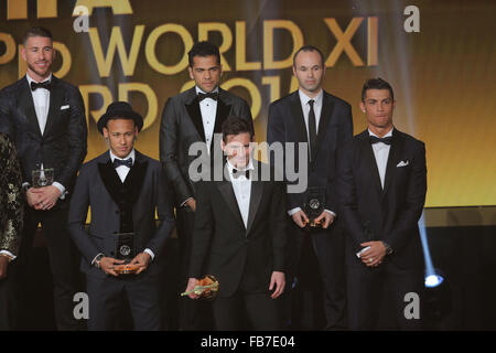 Zurich, Suisse. Jan 11, 2016. Cristiano Ronaldo Lionel Messi NEYMAR Dani ALVES Sergio RAMOS Andres Iniesta nominés Gala du Joueur Mondial de l'année FIFA-Weltfussballer footballeur de l'année 2015, la FIFA Ballon d'or dans la Kongresshaus de Zurich, Suisse au 11 janvier 2016 / 11.01.2016 Coupe du Monde de la Player Party Crédit : Peter Schatz/Alamy Live News Banque D'Images