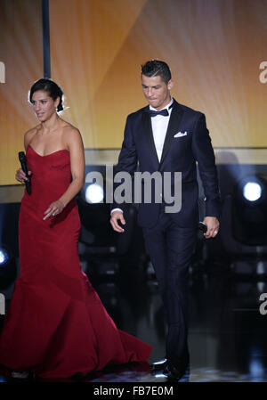 Zurich, Suisse. Jan 11, 2016. Joueur de football Carli Lloyd (L) des États-Unis et du Real Madrid Cristiano Ronaldo du Portugal assister à la FIFA Ballon d'Or 2015 Gala tenu au Kongresshaus de Zurich, Suisse, 11 janvier 2016. Photo : Patrick Seeger/dpa/Alamy Live News Banque D'Images