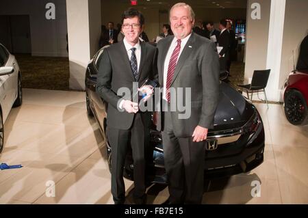 Detroit, USA. Jan 11, 2016. Les fonctionnaires de American Honda posent pour des photos avec une Honda Civic au North American International Auto Show (NAIAS) à Detroit, Michigan, United States, 11 janvier 2016. La Honda Civic a été nommée Voiture nord-américaine de l'année (NACOY), tandis que Volvo XC90 a été nommé Camion nord-américain de l'année (NATOY) Lundi au NAIAS de Detroit. Crédit : Il Xianfeng/Xinhua/Alamy Live News Banque D'Images