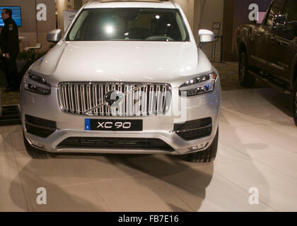 Detroit, USA. Jan 11, 2016. Une Volvo XC90 s'affiche à la North American International Auto Show (NAIAS) à Detroit, Michigan, United States, 11 janvier 2016. La Honda Civic a été nommée Voiture nord-américaine de l'année (NACOY), tandis que Volvo XC90 a été nommé Camion nord-américain de l'année (NATOY) Lundi au NAIAS de Detroit. Crédit : Il Xianfeng/Xinhua/Alamy Live News Banque D'Images