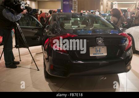 Detroit, USA. Jan 11, 2016. Une Honda Civic est affichée à la North American International Auto Show (NAIAS) à Detroit, Michigan, United States, 11 janvier 2016. La Honda Civic a été nommée Voiture nord-américaine de l'année (NACOY), tandis que Volvo XC90 a été nommé Camion nord-américain de l'année (NATOY) Lundi au NAIAS de Detroit. Crédit : Il Xianfeng/Xinhua/Alamy Live News Banque D'Images