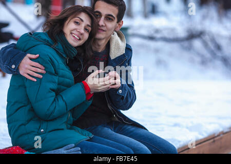 Portrait of young couple having coffee en hiver Banque D'Images