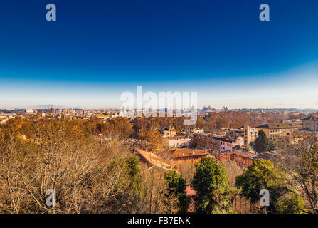 Vue sur les toits de Rome, monuments anciens, les palais historiques, les édifices anciens, les églises catholique et vieilles maisons, arbres verts et des feuilles d'oranger Banque D'Images