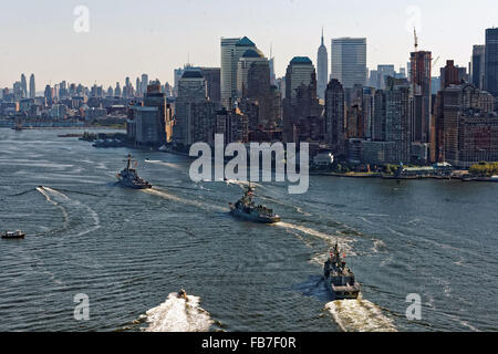 Sous escorte de l'USS Mahan (avant) les navires de la Marine royale australienne HMAS Sydney et HMAS Ballarat passé croisière New York City Banque D'Images