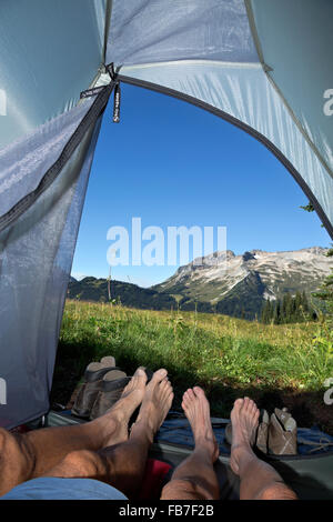 WA12557-00...WASHINGTON - Un après-midi de détente sur le sommet du dôme de fleurs dans le désert Glacier Peak près de Buck Creek Pass. Banque D'Images