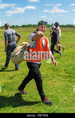 - 2015 parachutistes.La préparation pour l'atterrissage de parachutistes sur l'aérodrome. Banque D'Images