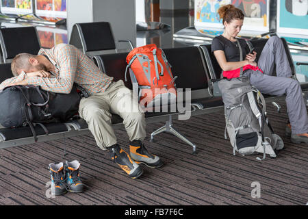 Passagers attendant le vol d'air à l'aéroport Banque D'Images