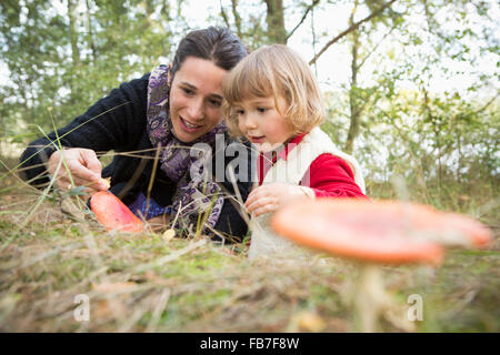 Mère et fille d'explorer sur le terrain de champignons Banque D'Images