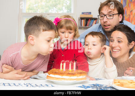 Man relaxing at home Banque D'Images