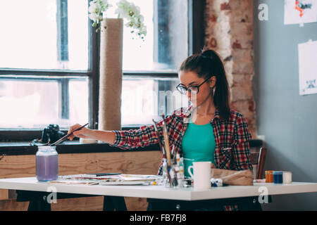 Artiste féminine en peinture art studio Banque D'Images