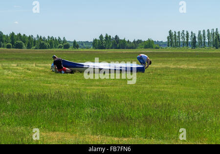 - 2015 parachutistes.La préparation pour l'atterrissage de parachutistes sur l'aérodrome. Banque D'Images