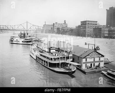 Bateaux le long de la digue de Smithfield Street Bridge, Pittsburgh, Pennsylvanie, USA, vers 1910 Banque D'Images