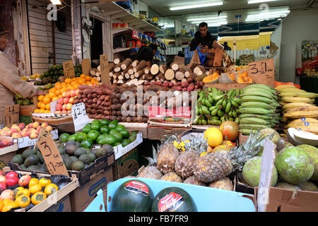 Affichage des fruits et légumes en face de légumes à Brixton dans le sud de Londres Banque D'Images