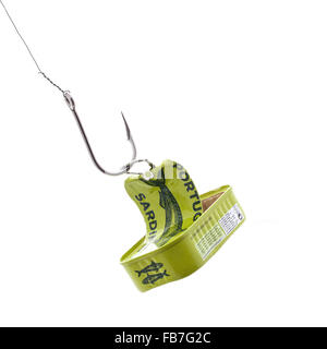 Boîte de sardines portugais sur un crochet et ligne de pêche sur un fond blanc, pour toujours le poisson est supp Banque D'Images