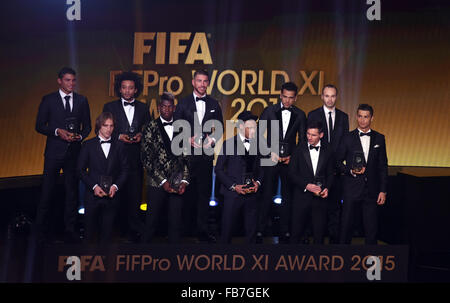 Zurich, Suisse. Jan 11, 2016. Le FIFA/FIFPro World XI en 2015 l'équipe du Brésil avec Thiago Silva, Croatie, Luka Modric, le Brésil Marcelo, le Français Paul Pogba, l'Espagnol Sergio Ramos, du Brésil, Neymar au Brésil, l'Argentine de Dani Alves, Lionel Messi, Andres Iniesta de l'Espagne et le Portugal, Cristiano Ronaldo, de gauche, présentent sur scène après avoir reçu leur prix le FIFA Ballon d'Or 2015 Gala tenu au Kongresshaus de Zurich, Suisse, 11 janvier 2016. Photo : Patrick Seeger/dpa/Alamy Live News Banque D'Images