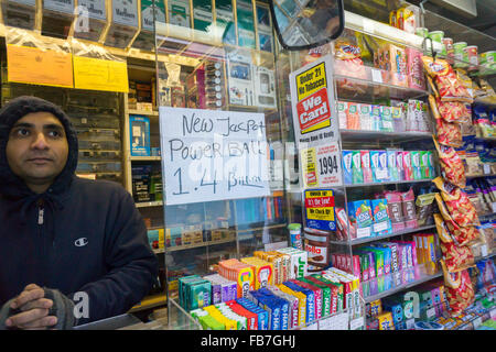 New York, USA. Jan 11, 2016. Un vendeur de loterie se bloque ses carnets de mise à jour de 1,4 milliard de dollars Powerball signer le lundi, Janvier 11, 2016. Le jackpot est reporté 18 fois avec aucun gagnant avec le dessin suivant Mercredi. Crédit : Richard Levine/Alamy Live News Banque D'Images