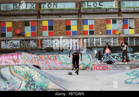 Les jeunes en utilisant les Stockwell Skate Park à Brixton Lambeth Londres Du Sud Banque D'Images