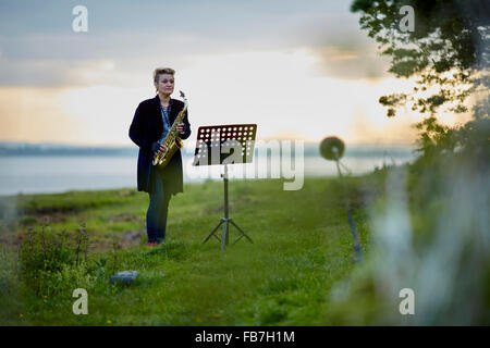 Journée BBC Music 'pour l'amour de la musique" Mur d'Hadrien, du son de la Bowness 2015 sur les marais de Solway beach Sarah Drummond Saxophonis Banque D'Images