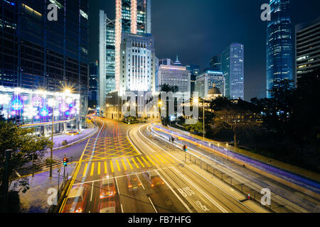 Une longue exposition d'une intersection et les gratte-ciel modernes de nuit, à Central, Hong Kong, Hong Kong. Banque D'Images