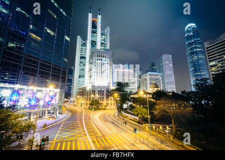 Une longue exposition d'une intersection et les gratte-ciel modernes de nuit, à Central, Hong Kong, Hong Kong. Banque D'Images