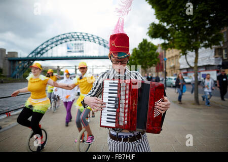 Journée BBC Music 'pour l'amour de la musique" Mur d'Hadrien, du son 2015 à Newcastle-upon-Tyne unicycle le long de la river Tyne Banque D'Images